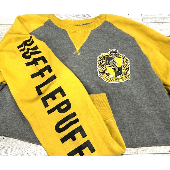 Wizarding World of Harry Potter Hufflepuff Universal Studios Sweatshirt Medium - Picture 1 of 11